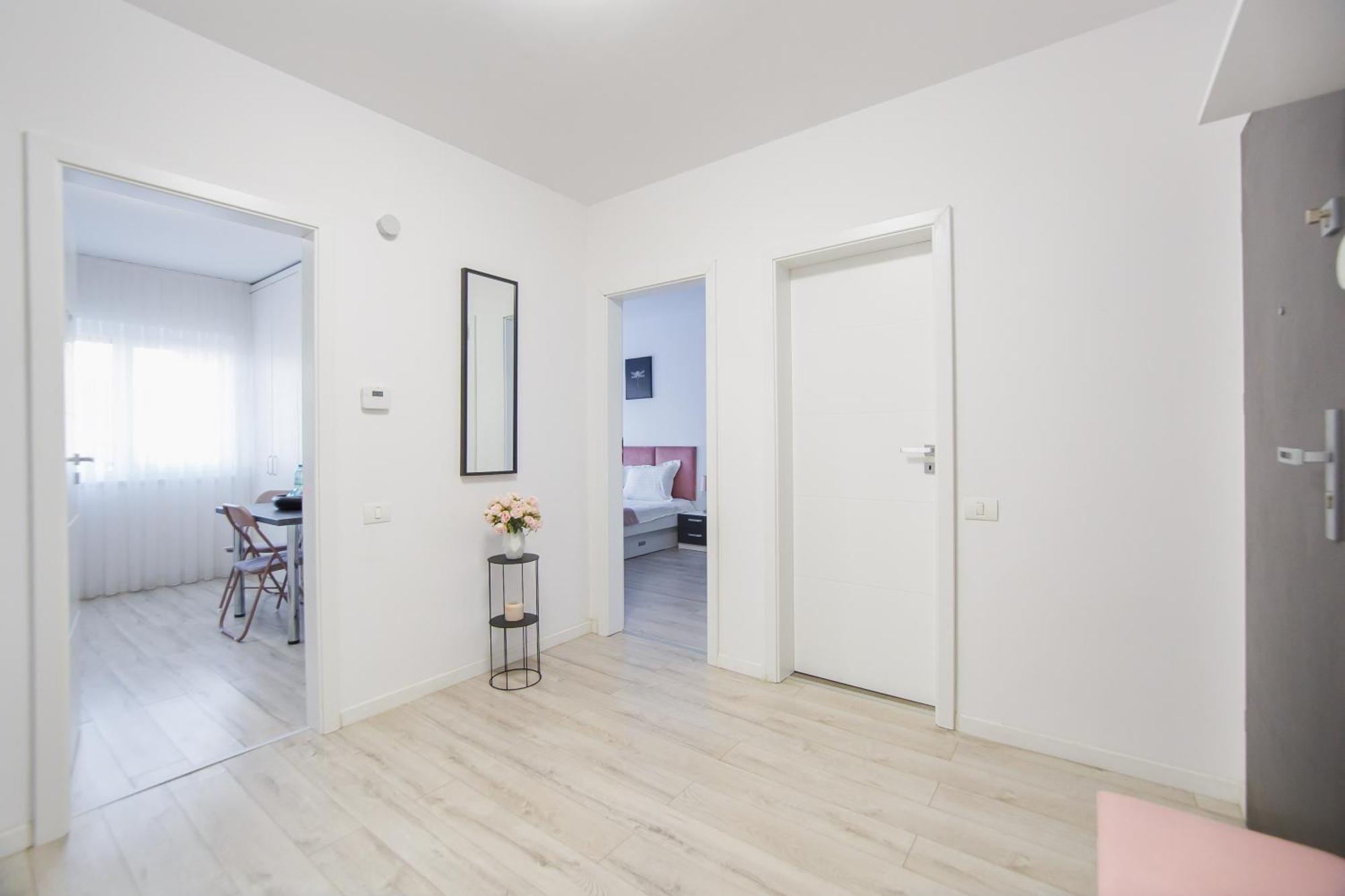 Pinky Black Escape Oradea Luaran gambar